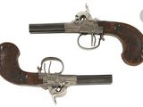 deux pistolets sont représentés côte à côte sur un fond blanc