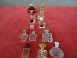 de nombreux flacons de parfum de toutes sortes posés sur une table rouge