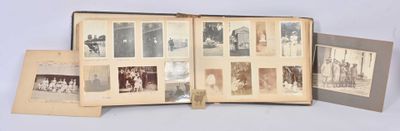 un livre ouvert sur lequel sont posées plusieurs vieilles photos
