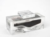 une boîte en verre contenant un objet noir