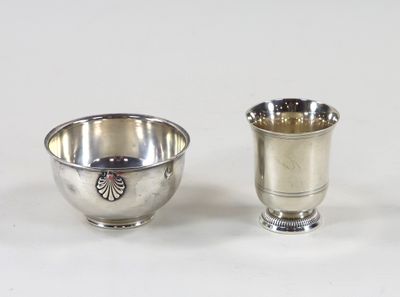 deux tasses en argent posées l'une à côté de l'autre sur une surface blanche