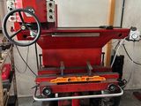 une machine rouge qui se trouve dans un garage