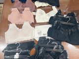 un tas de vêtements posés sur une table
