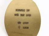 an image of a gold plate with the words henry iv on it