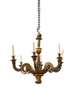 une image représentant un lustre avec des bougies suspendues au plafond