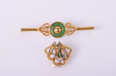Deux broches en plaqué or Largeurs : 5,5 et 2cm