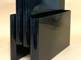 un serre-livres noir posé sur une surface blanche