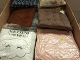 une boîte en carton remplie de différents types de vêtements