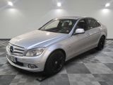 une photo d'une Mercedes Classe C argentée dans un showroom