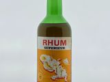 une bouteille de rhum posée sur une table