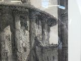 une photo en noir et blanc d'un train sur les rails