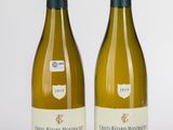 deux bouteilles de vin blanc posées l'une à côté de l'autre sur une table