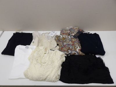 beaucoup de vêtements posés sur une table blanche