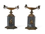 paire d'urnes en bronze et en marbre ornées d'oiseaux, posées sur des socles