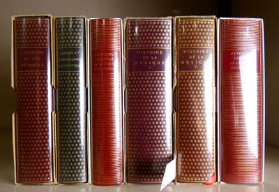 plusieurs livres sont alignés sur une étagère