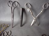 many pairs of scissors that are sitting on a table