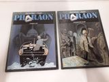 deux livres de Pharaon posés sur une surface blanche, avec un homme dans un bateau