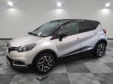 Le nouveau SUV Renault C-HR est garé dans un showroom