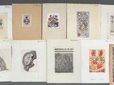 de nombreux dessins de toutes sortes accrochés au mur