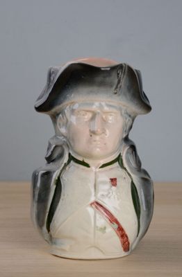Pichet en barbotine figurant Napoléon Bonaparte.