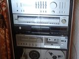 une radio posée sur un meuble