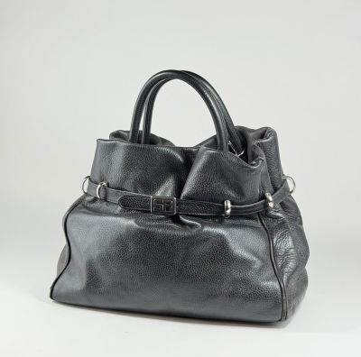 un sac à main en cuir noir muni de boucles et d'une bandoulière