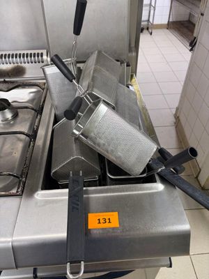 une plaque de cuisson argentée sur laquelle sont posées plusieurs friteuses