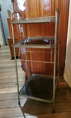 une étagère en métal posée sur un plancher en bois