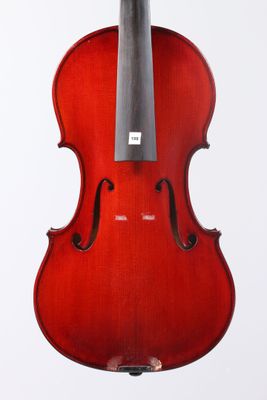 gros plan d'un violon avec un archet sur fond blanc