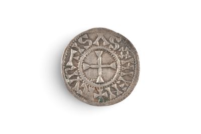 Gros plan sur une pièce de monnaie portant une croix