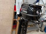 un moteur posé sur un support dans un garage