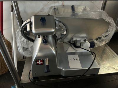 une machine posée sur une table