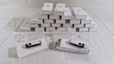 beaucoup de boîtes blanches posées sur une table
