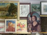 Il y a de nombreuses photos et peintures encadrées accrochées au mur dans cette pièce.