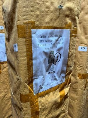 les nombreux sacs de produits alimentaires exposés dans un magasin
