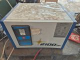une machine posée sur une table dans une pièce