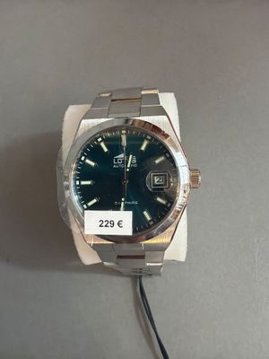 une horloge fixée au mur ou posée sur une table