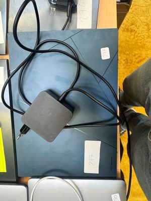 deux ordinateurs portables posés sur une table, avec des câbles