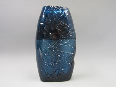 GUY LAROCHE. Flacon de parfum factice en verre et résine.