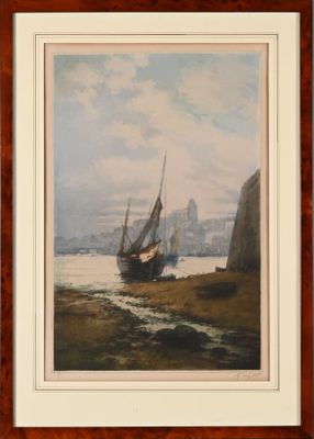 tableau représentant un bateau sur l'eau, avec une ville en arrière-plan