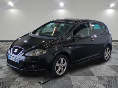 la photo d'une voiture noire garée dans un garage