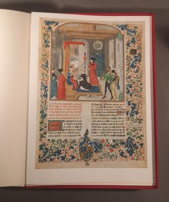 un livre ouvert sur lequel figure l'image d'un homme et d'une femme assis dans une pièce