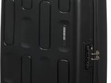un gros plan d'une valise noire à roulettes sur fond blanc