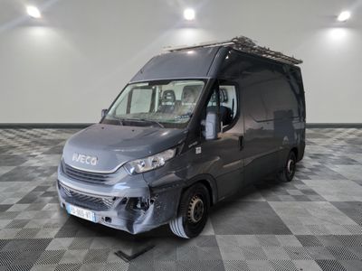 une camionnette argentée garée dans une pièce
