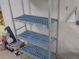 une étagère bleue dans un coin de la pièce