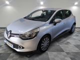 une voiture argentée est garée dans une pièce au sol en damier