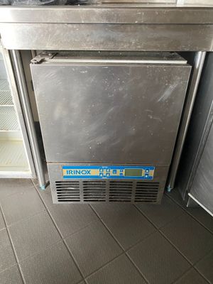 un petit réfrigérateur dans un coin de la cuisine