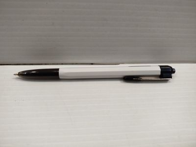 un stylo posé sur une feuille de papier