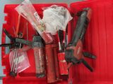 une boîte rouge contenant des outils, posée sur une table