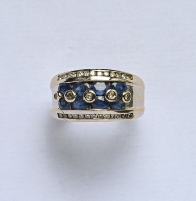 Bague en or gris 18K (750/oo) centrée de huit saphirs ovales…